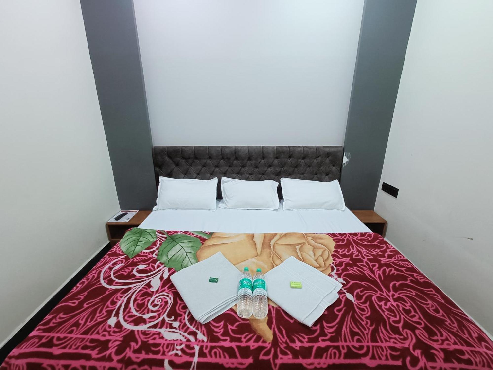 Hotel Shreem Уджайн Екстериор снимка