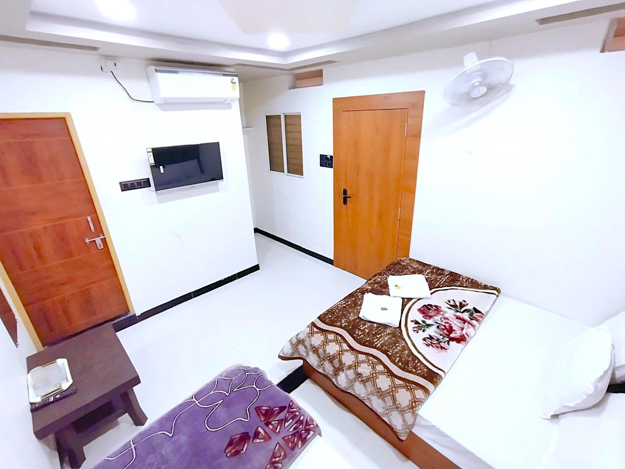 Hotel Shreem Уджайн Екстериор снимка